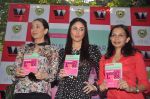 Kareena Kapoor, Karisma Kapoor at the success party og Rujuta Diwekar_s book Women & The Weight Loss Tamasha in Mumbai on 20th Jan 2012 (12).JPG